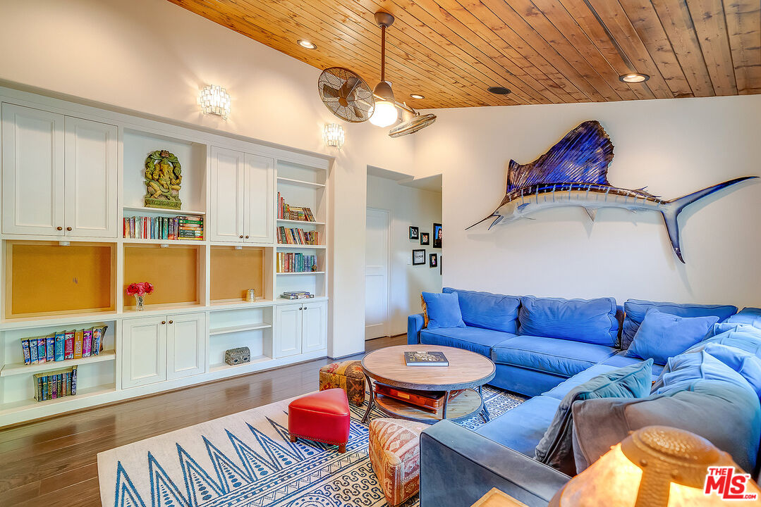 11670 Duque Drive Studio City, CA 91604 - Photo 26 of 48 a living room with furniture