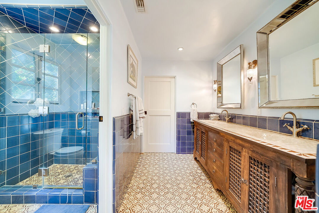 11670 Duque Drive Studio City, CA 91604 - Photo 28 of 48 a bathroom with a double vanity sink and a mirror