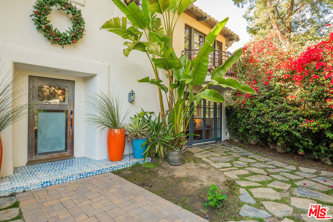 11670 Duque Drive Studio City, CA 91604 - Photo 3 of 48 a potted plant sitting in front of a house