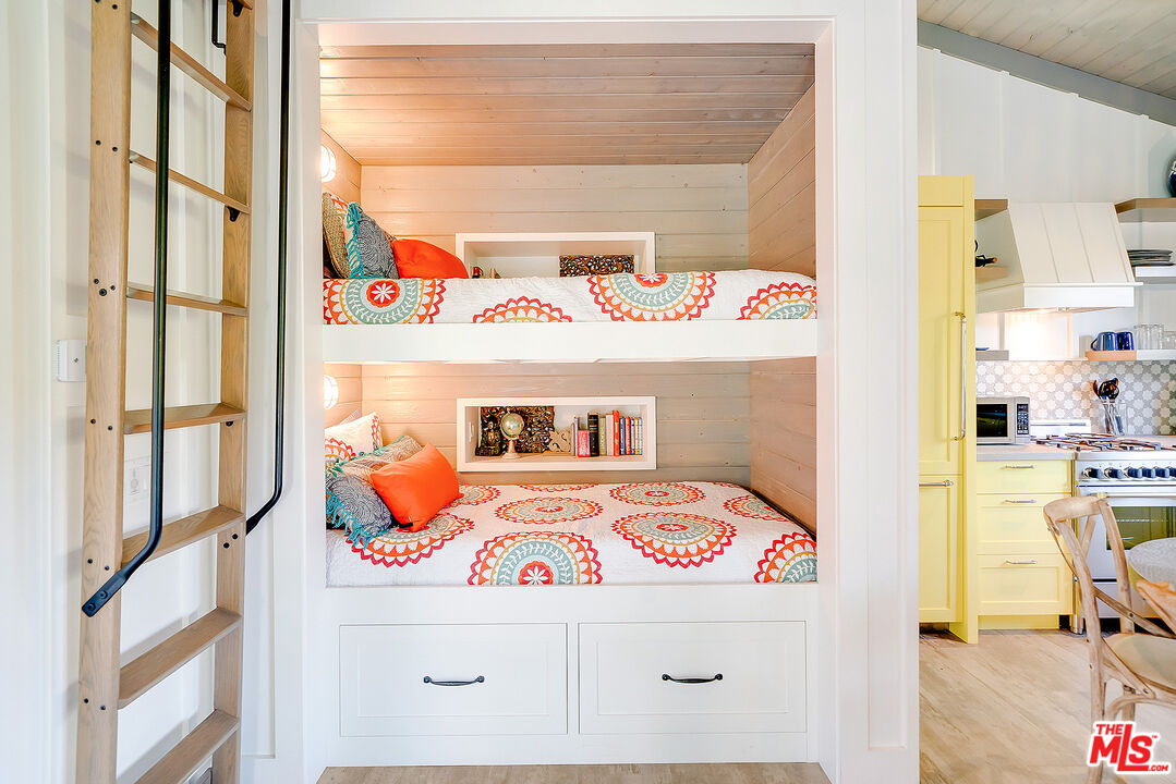 11670 Duque Drive Studio City, CA 91604 - Photo 38 of 48 a utility room with a window