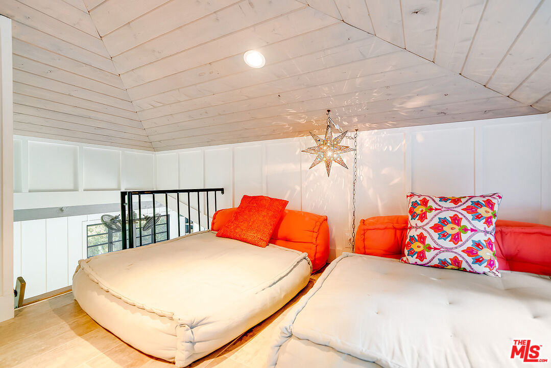 11670 Duque Drive Studio City, CA 91604 - Photo 42 of 48 a bedroom with two beds and painted walls