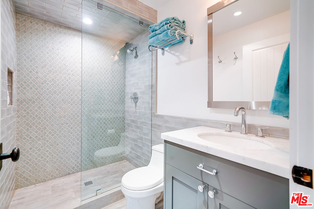 11670 Duque Drive Studio City, CA 91604 - Photo 45 of 48 a bathroom with a sink toilet and shower