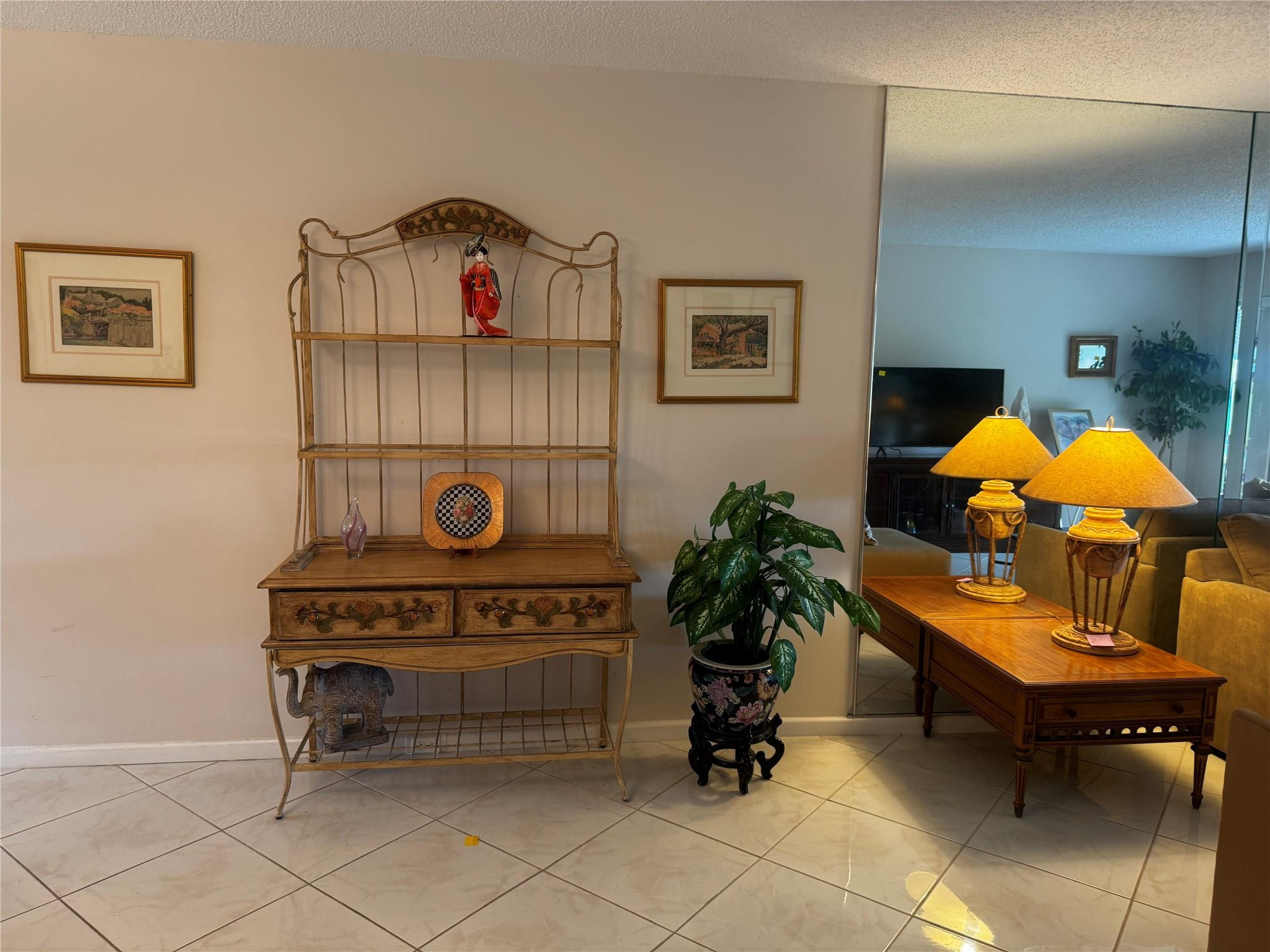 3302 Aruba Way, Unit M1 Coconut Creek, FL 33066 - Photo 5 of 58 a living room with furniture and a potted plant