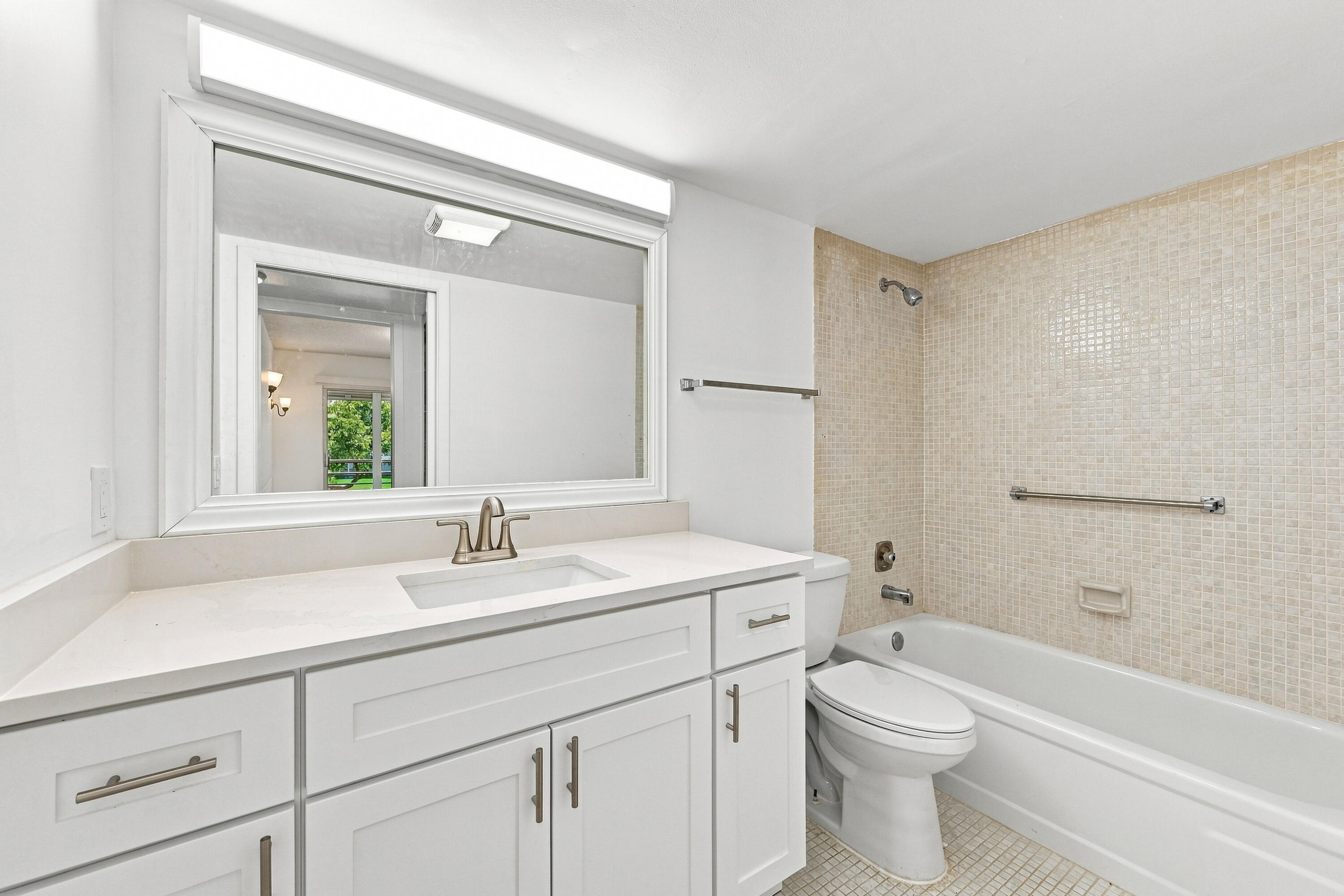 2035 Newcastle B Boca Raton, FL 33434 - Photo 18 of 29 Bathroom 2