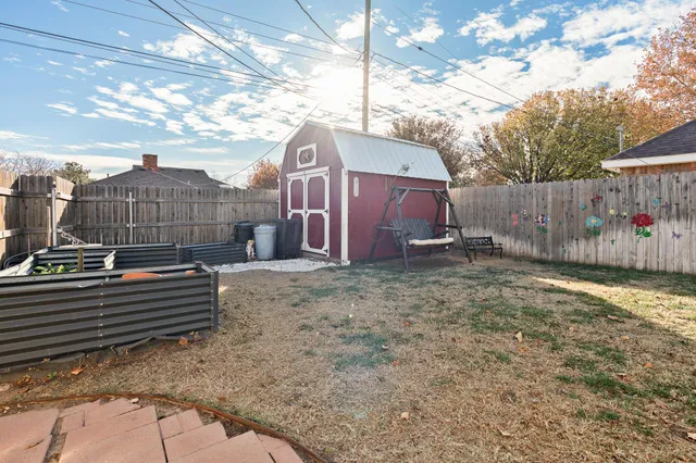 a view of a backyard