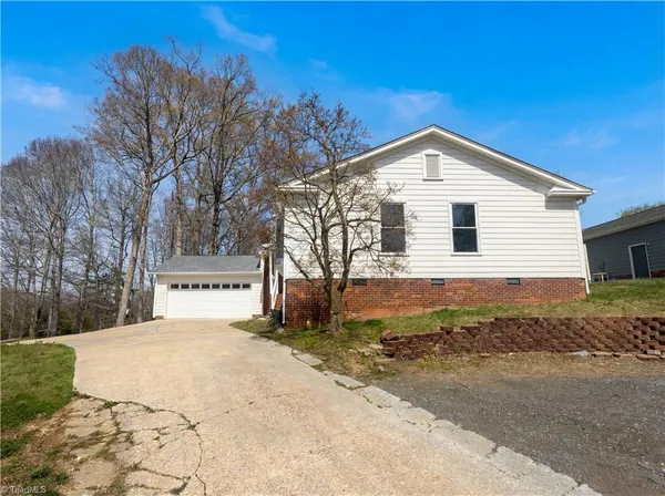 $348,000 | 1495 South Peace Haven Road, Clemmons, NC 27012
