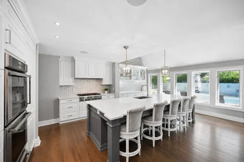 $2,999,000 | 2 Hickory Lane, Northbrook, IL 60062