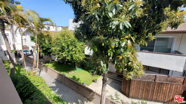 $2,300 | 1438 South Barrington Avenue, Unit 3, Los Angeles, CA 90025