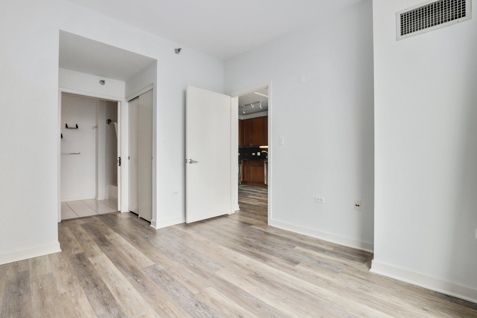 1 East 8th Street, Unit 1010 Chicago, IL 60605 - Photo 14 of 16