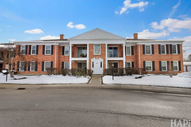 $2,300 | 563 Shorely Drive, Unit 101, Barrington, IL 60010
