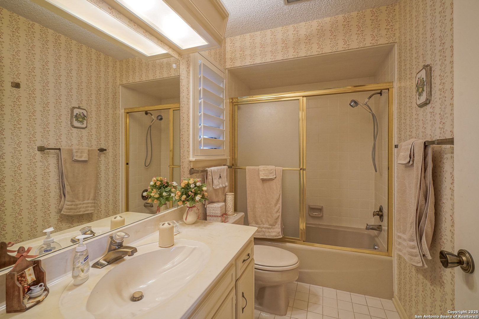 6118 Crescent Falls Windcrest, TX 78239 - Photo 18 of 60 a bathroom with a sink toilet tub and shower