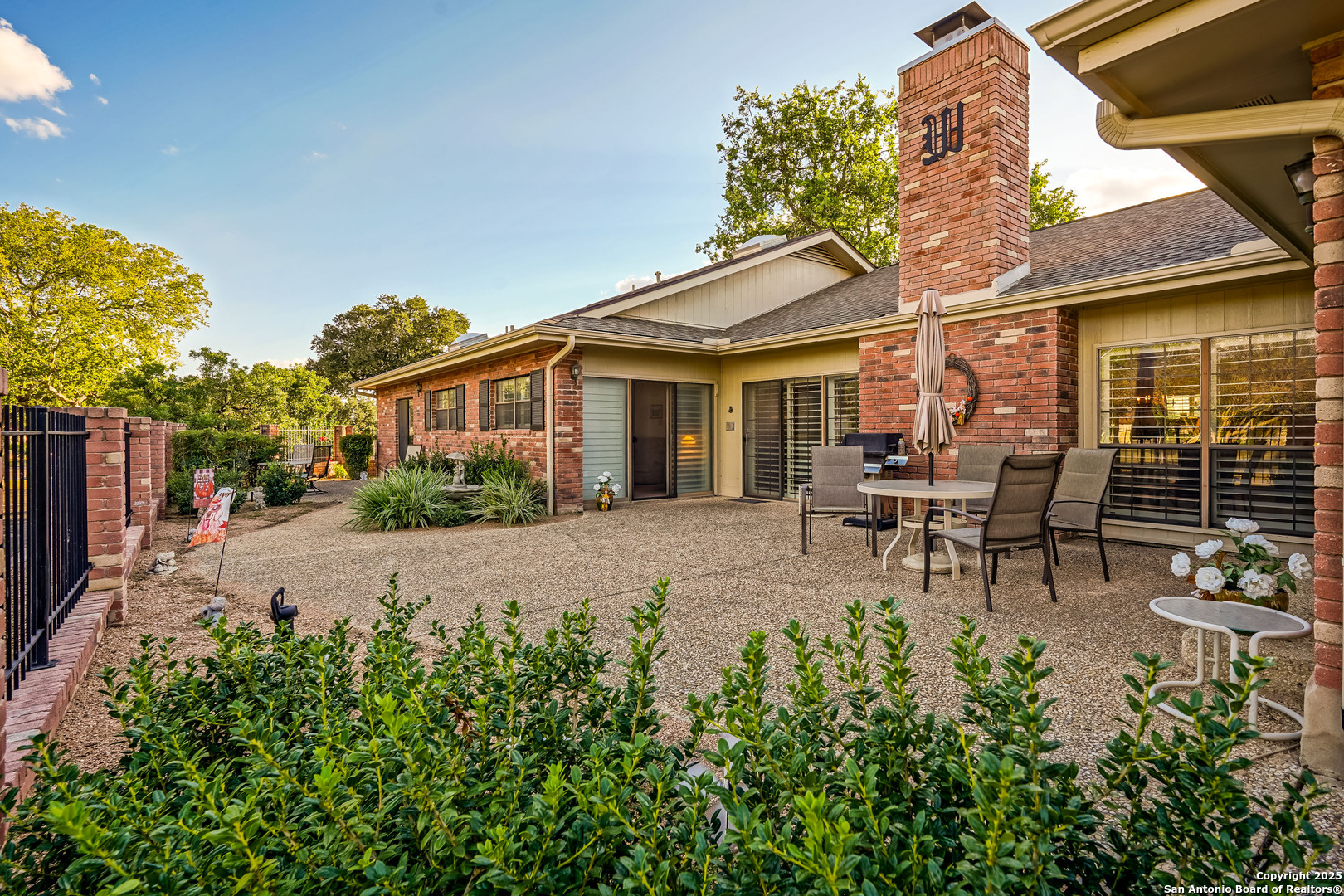 6118 Crescent Falls Windcrest, TX 78239 - Photo 4 of 60 a house view with a sitting space and garden space