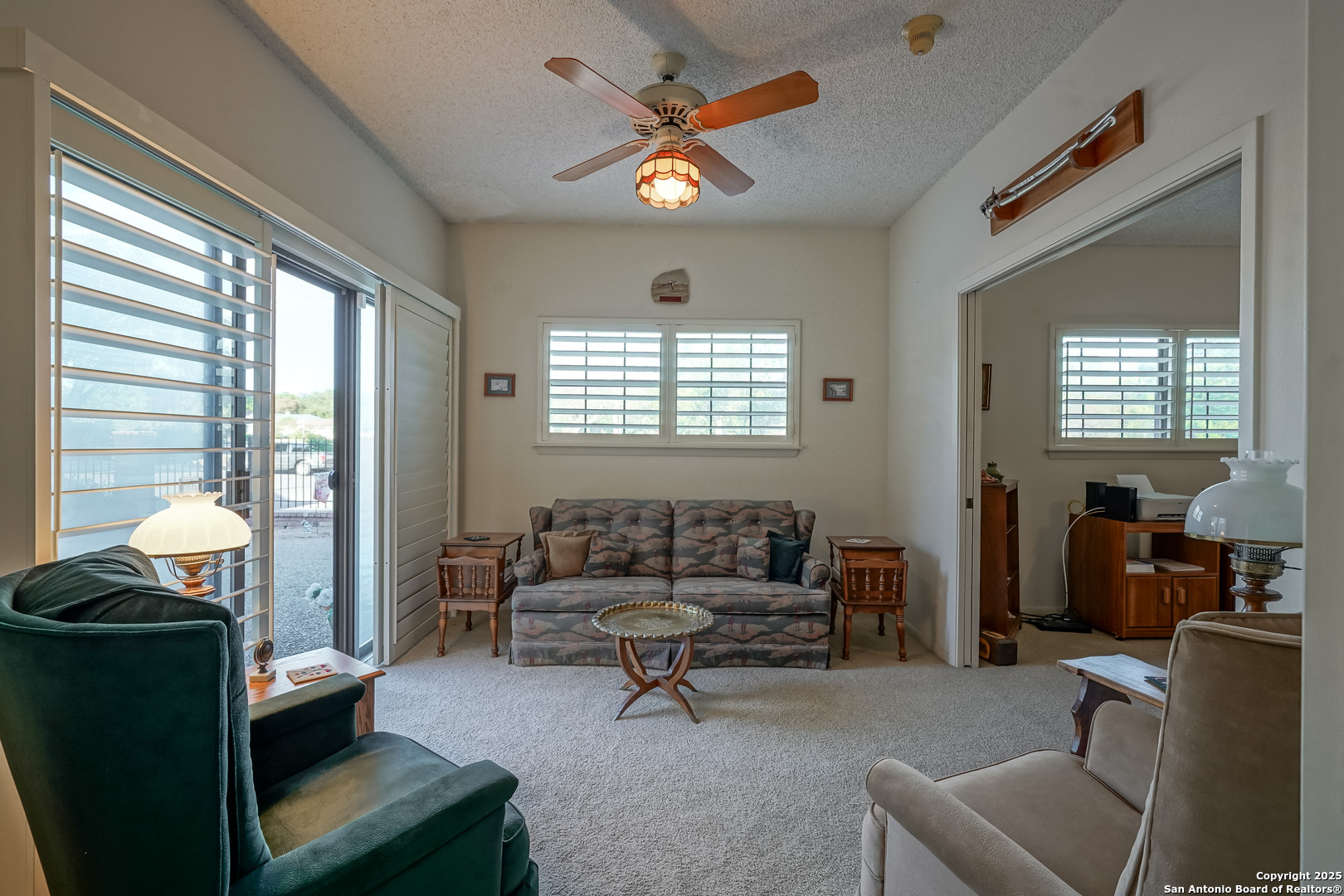 6118 Crescent Falls Windcrest, TX 78239 - Photo 46 of 60 a living room with furniture and a window