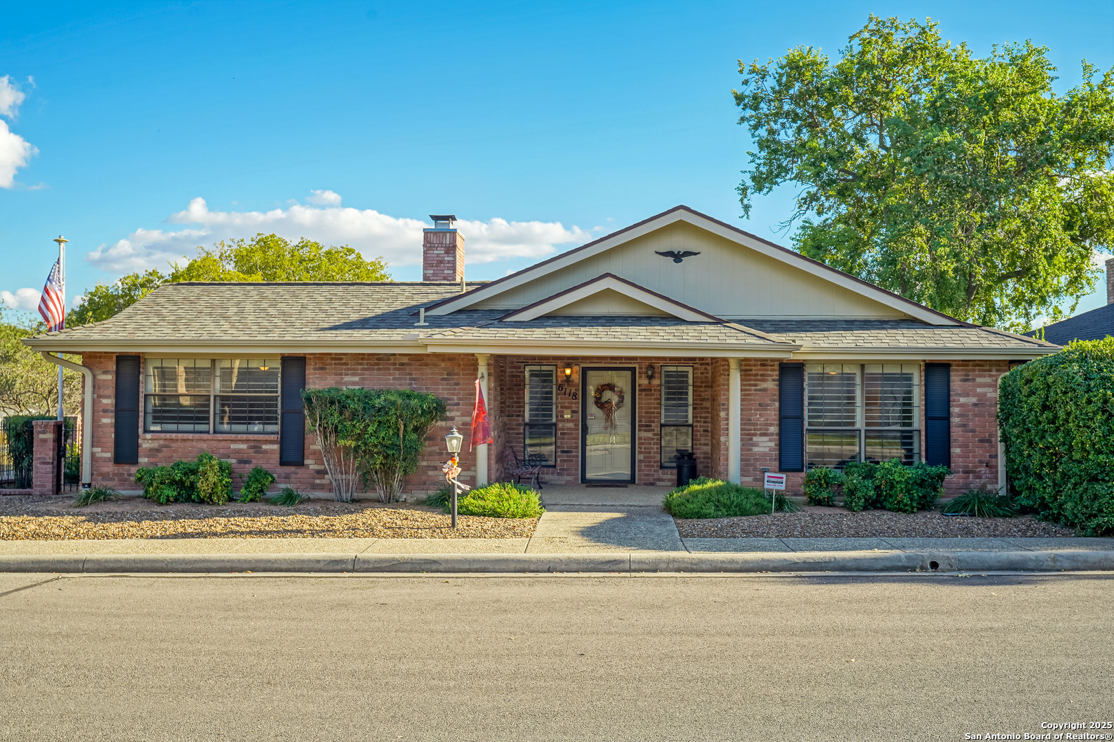 6118 Crescent Falls Windcrest, TX 78239 - Photo 5 of 60 a front view of a house with a garden