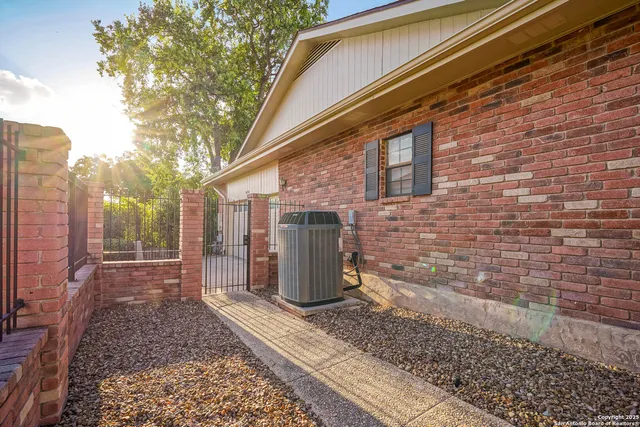 $425,000 | 6118 Crescent Falls, Windcrest, TX 78239