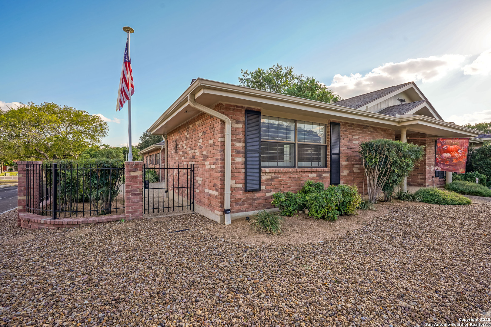 6118 Crescent Falls Windcrest, TX 78239 - Photo 10 of 60 a front view of a house with garden