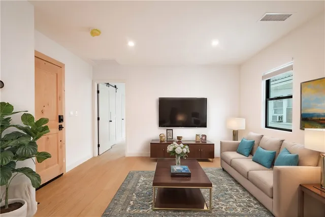 $2,295,000 | 351 South Catalina Street, Los Angeles, CA 90020