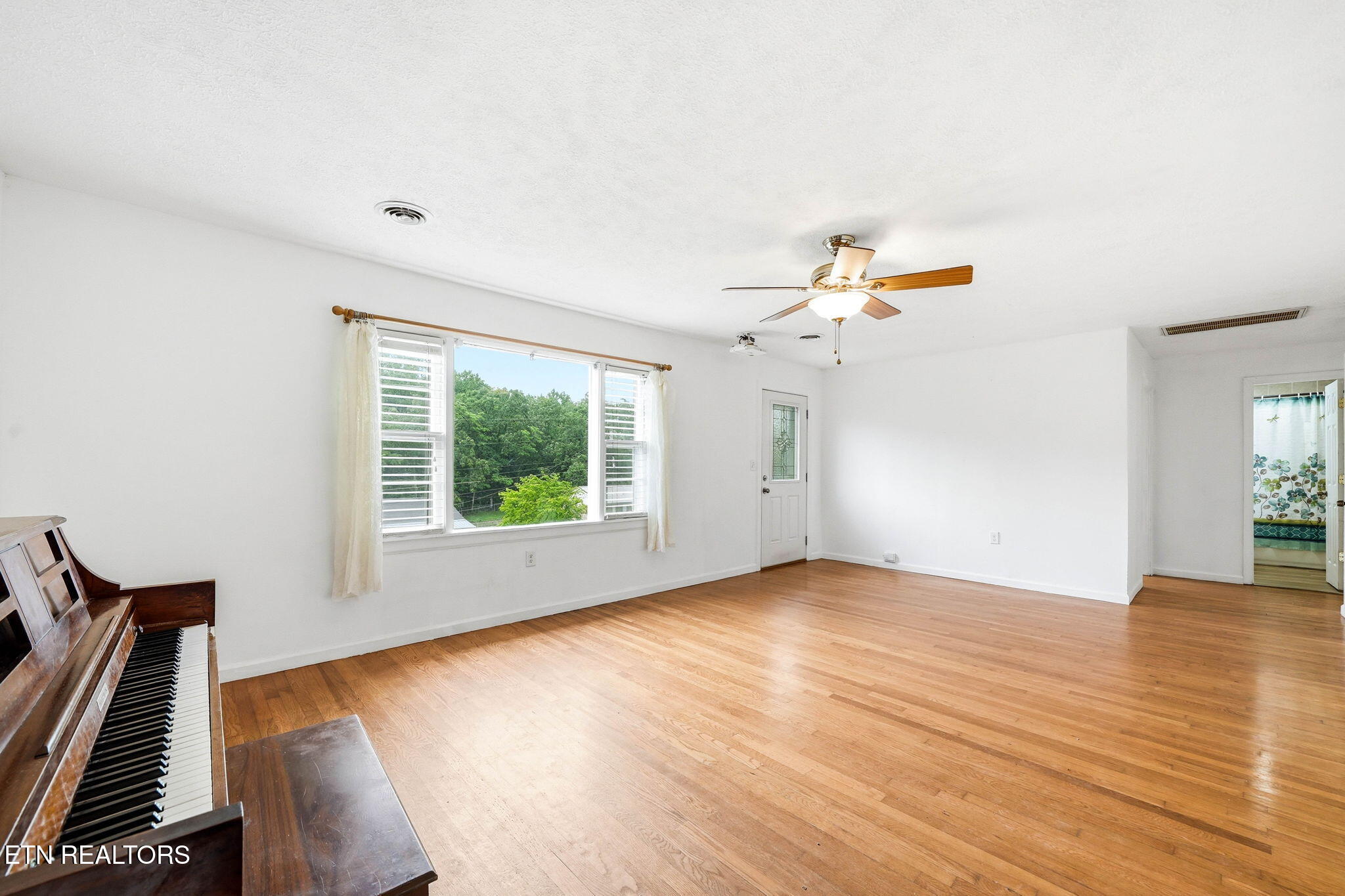 415 Parker Road Morristown, TN 37813 - Photo 10 of 20 15-web-or-mls-415 Parker Road-4