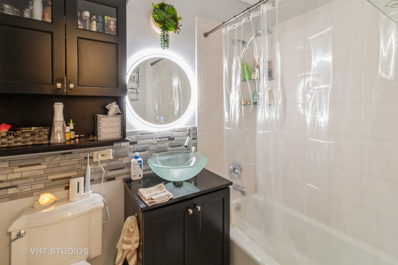 9500 Dee Road, Unit 106F Des Plaines, IL 60016 - Photo 19 of 28 a bathroom with a sink a toilet and a mirror