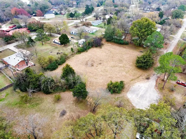 a view of a pathway with a yard