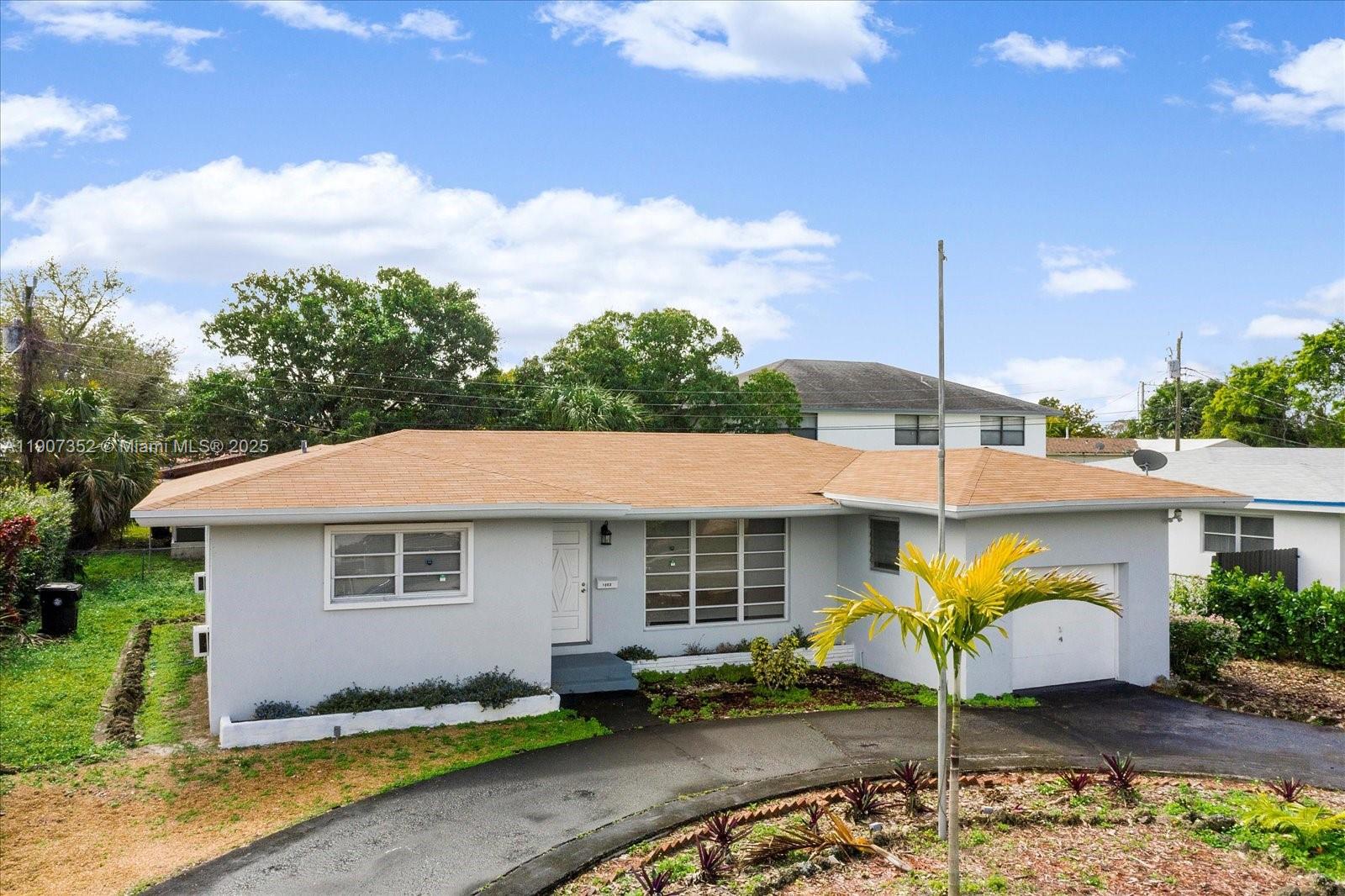 1060 Northeast 166th Street North Miami Beach, FL 33162 - Photo 2 of 32