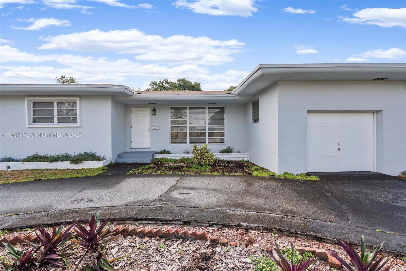 1060 Northeast 166th Street North Miami Beach, FL 33162 - Photo 3 of 32