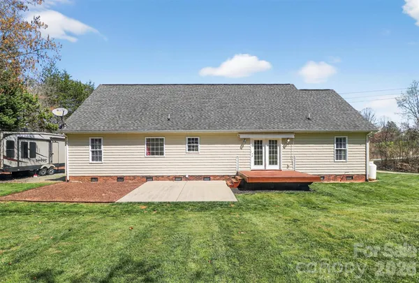 a front view of house with yard