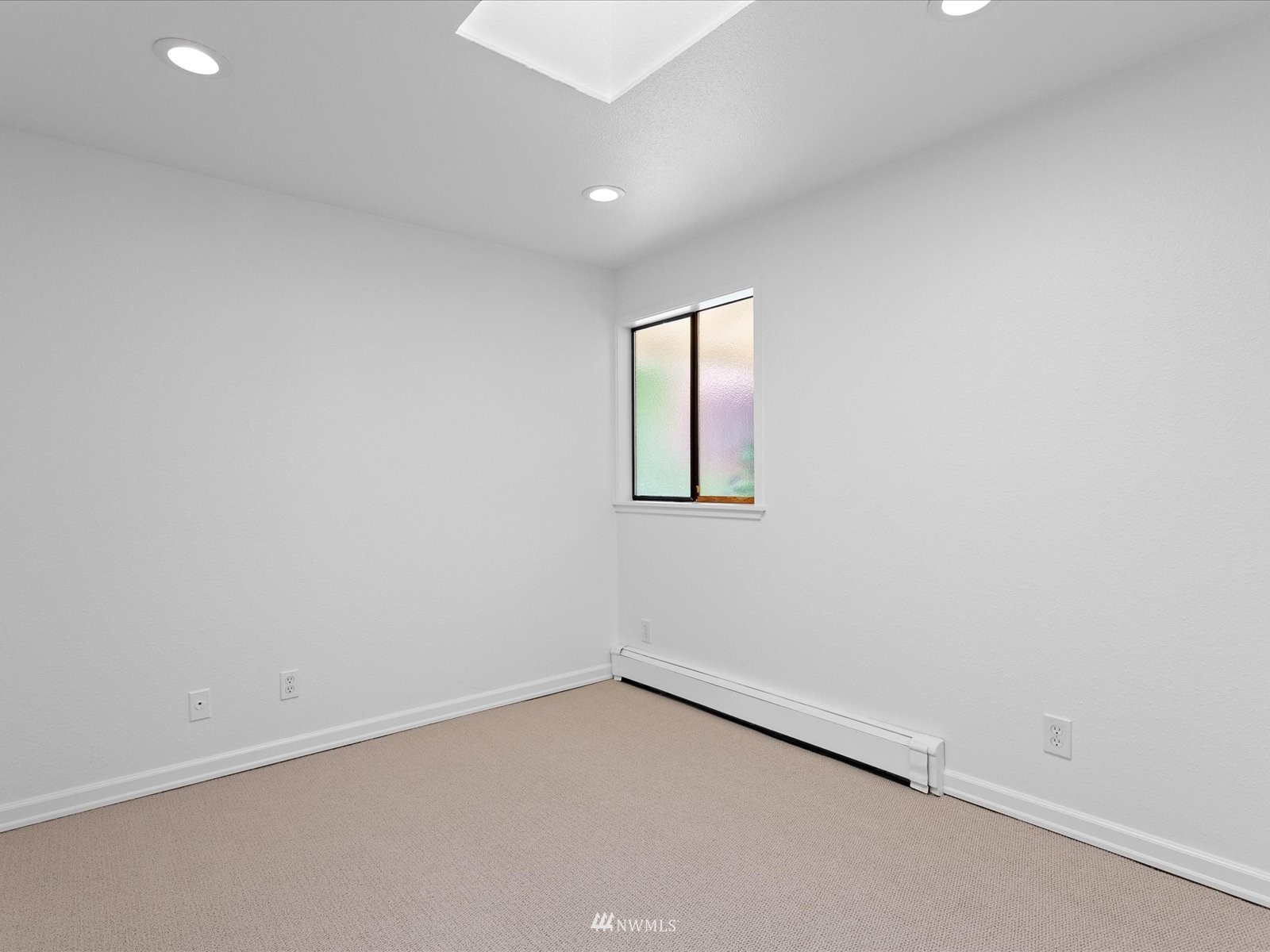 18156 Riviera Place Southwest Normandy Park, WA 98166 - Photo 14 of 40 an empty room with a window
