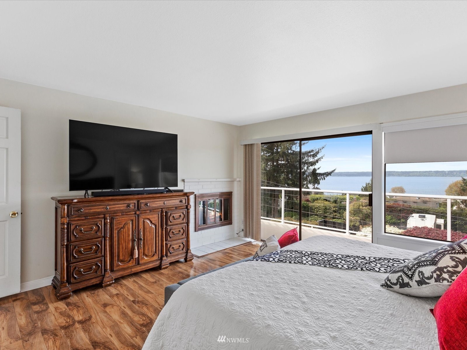 18156 Riviera Place Southwest Normandy Park, WA 98166 - Photo 17 of 40 a living room with furniture and a flat screen tv