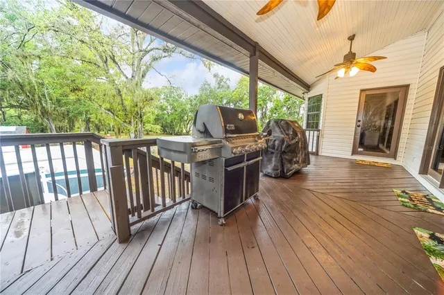 a view of a livingroom with furniture and a ceiling fan