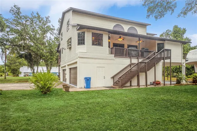 a view of a house with backyard and garden