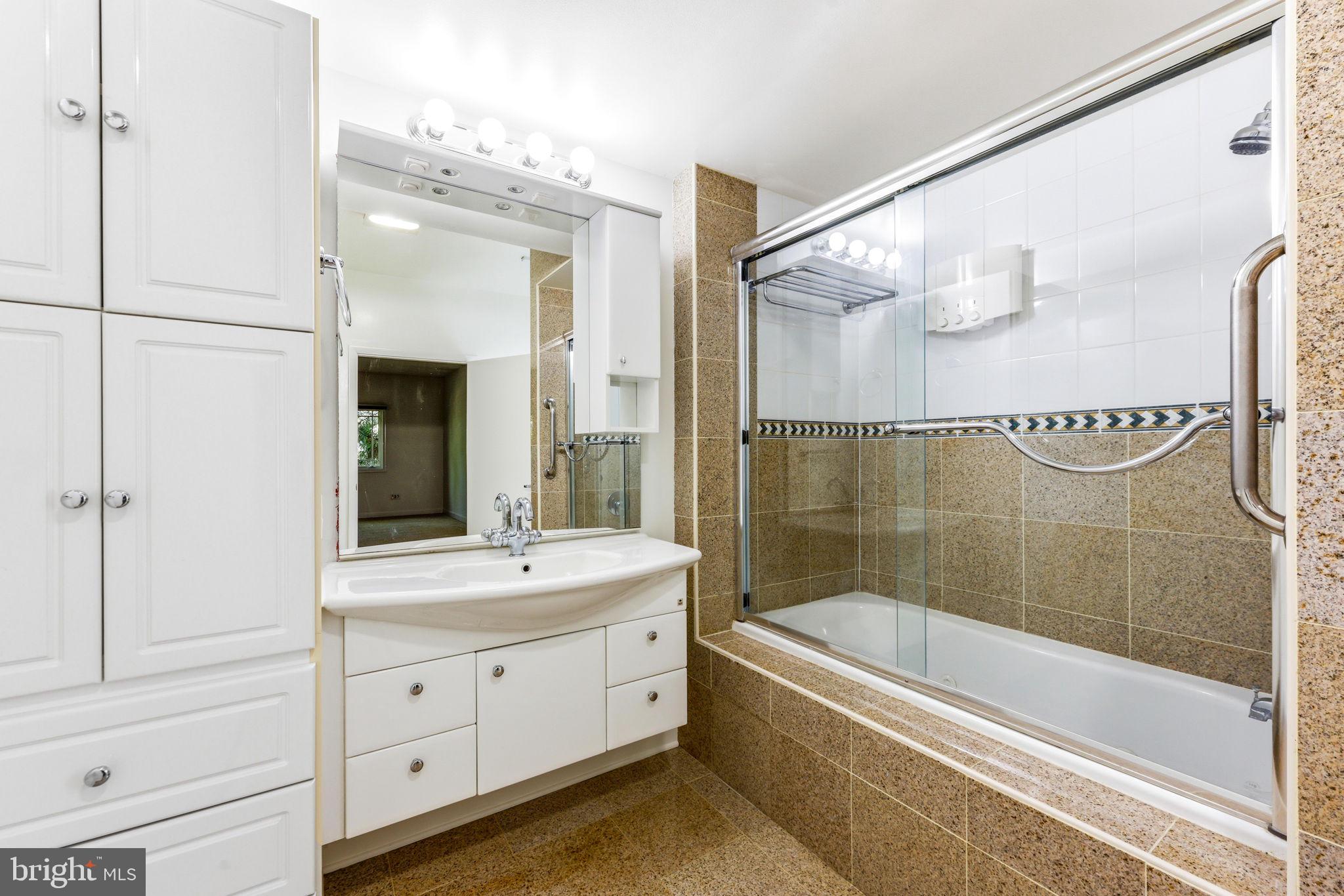 1501 Shore Road Middle River, MD 21220 - Photo 58 of 81 Main level suite full bath (2 of 2)