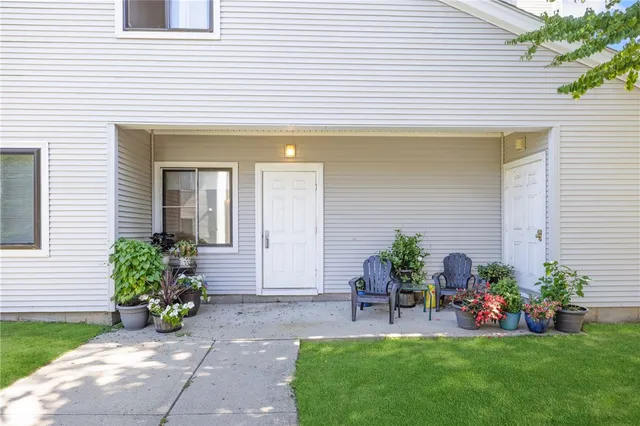 $2,400 | 66 Girard Avenue, Unit 110, Newport, RI 02840