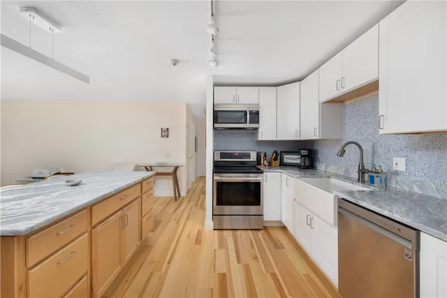 $2,400 | 66 Girard Avenue, Unit 110, Newport, RI 02840