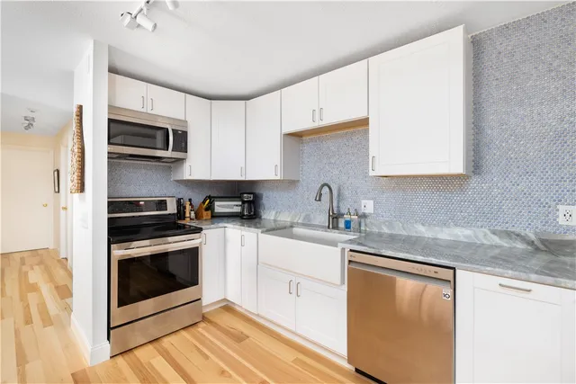 $2,400 | 66 Girard Avenue, Unit 110, Newport, RI 02840