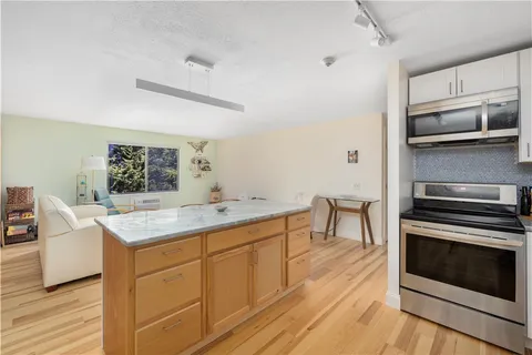 $2,400 | 66 Girard Avenue, Unit 110, Newport, RI 02840