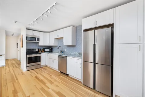 $2,400 | 66 Girard Avenue, Unit 110, Newport, RI 02840