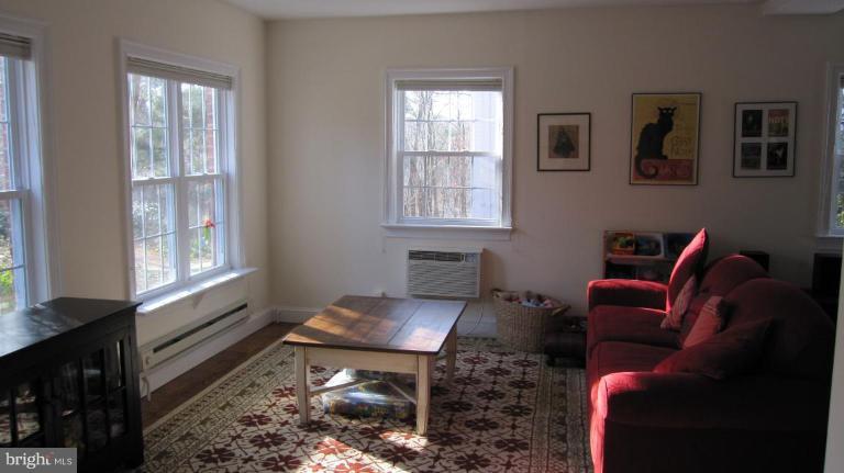 3374 Gunston Road, Unit 73933 Alexandria, VA 22302 - Photo 3 of 14 Living Room