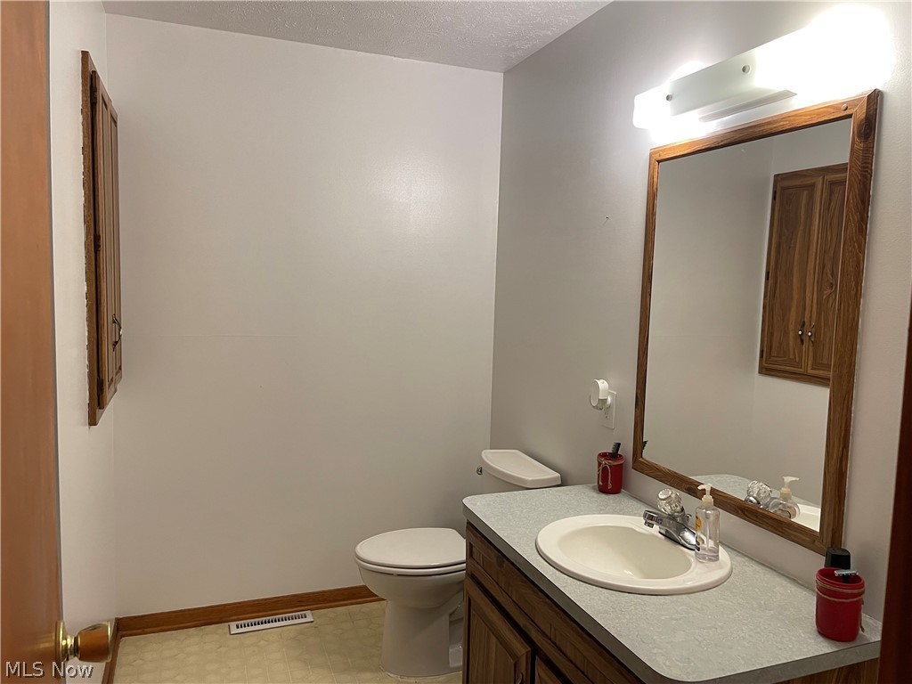 15108 Pleasant Valley Road Southeast Newcomerstown, OH 43832 - Photo 13 of 24