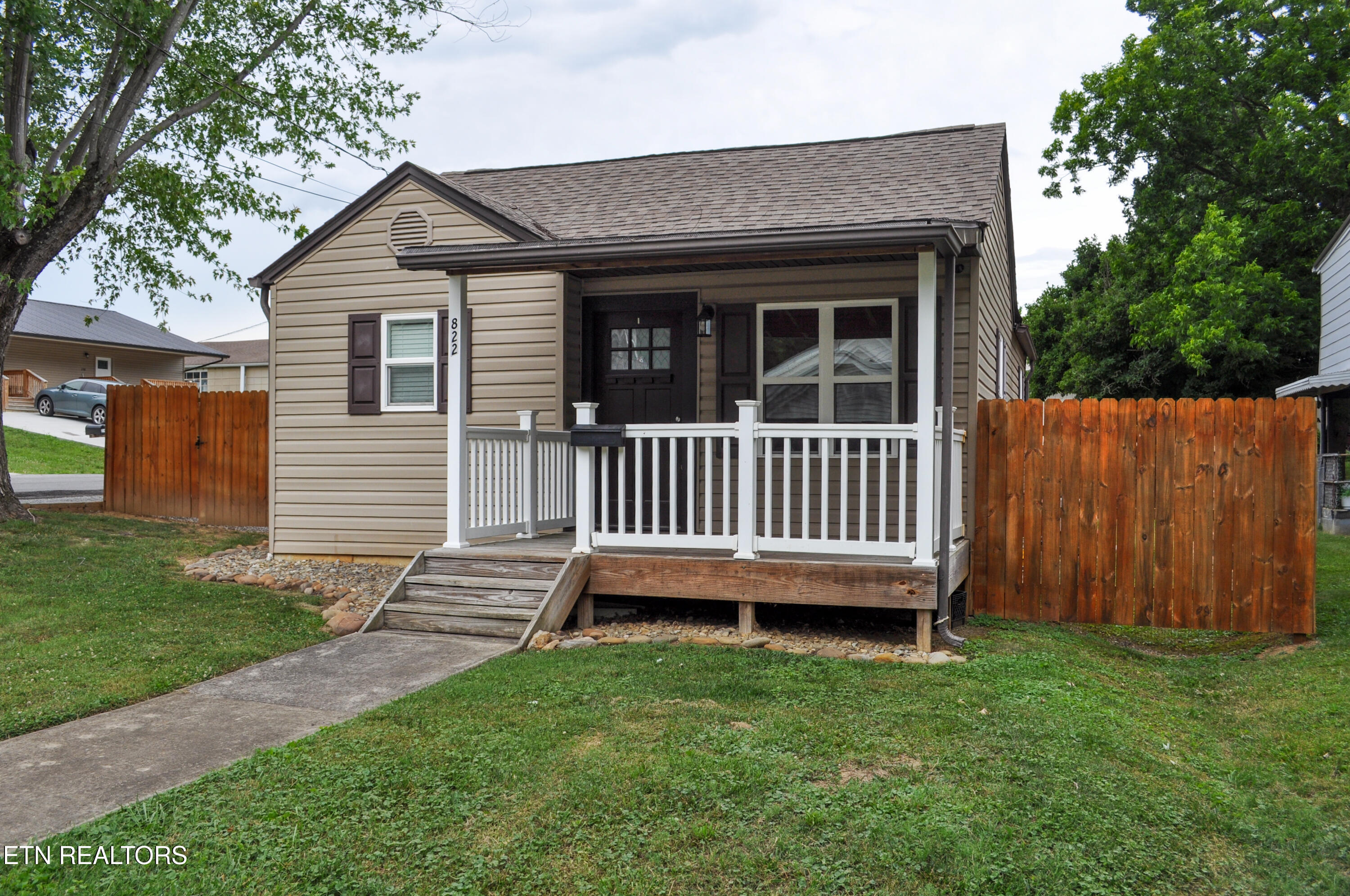 822 Carson Street Greeneville, TN 37743 - Photo 3 of 23 DSC_0133