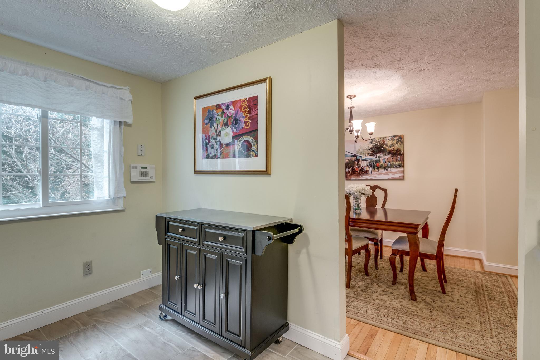 1600 Barnstead Drive Reston, VA 20194 - Photo 11 of 37 Open flow with dining area