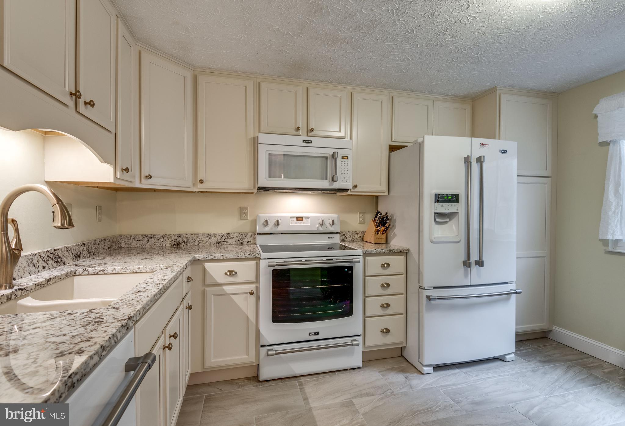 1600 Barnstead Drive Reston, VA 20194 - Photo 8 of 37 Remodeled kitchen with ceiling height cabinets