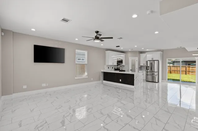 $2,100 | 7925 Colonial Lane, Houston, TX 77051