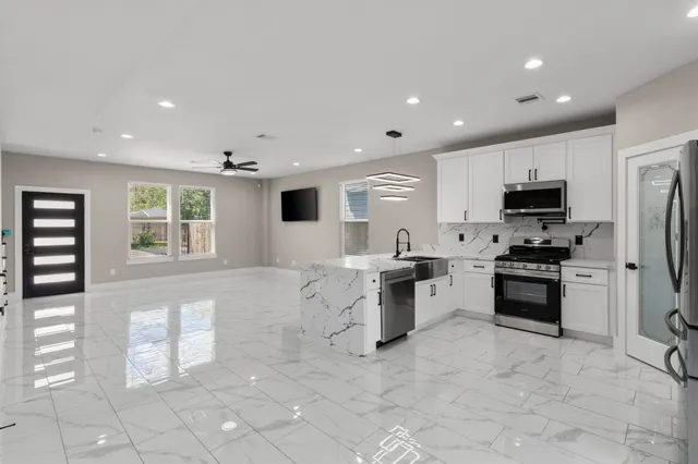 $2,100 | 7925 Colonial Lane, Houston, TX 77051