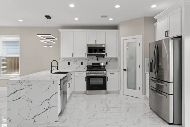 $2,100 | 7925 Colonial Lane, Houston, TX 77051