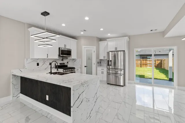 $2,100 | 7925 Colonial Lane, Houston, TX 77051