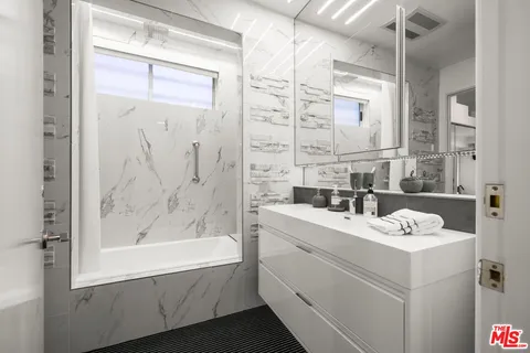 $3,395,000 | 120 Mast Mall, Marina del Rey, CA 90292