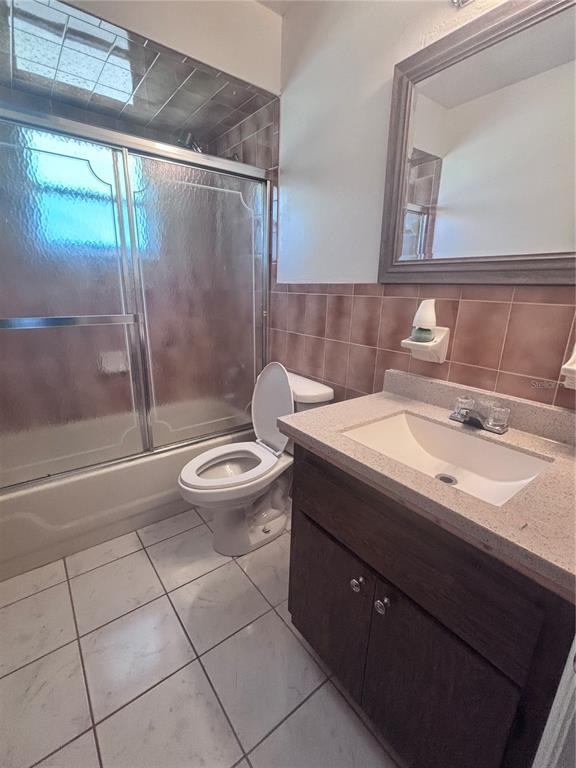 11806 Southeast 72nd Terrace Road Belleview, FL 34420 - Photo 6 of 13 a bathroom with a sink toilet and shower