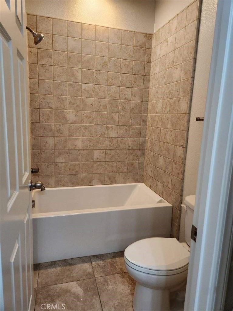 146 Violet Bloom Irvine, CA 92618 - Photo 18 of 25 a bathroom with a toilet and a bathtub