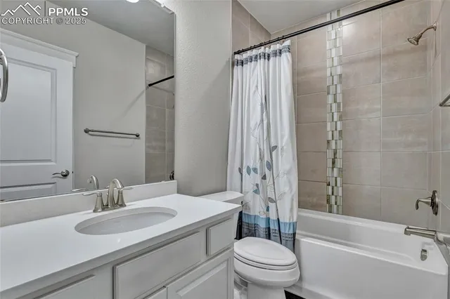 a en suite bathroom with a double vanity sink and a mirror
